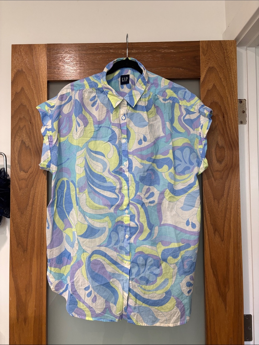 GAP Men's Short Sleeve Button-Up in Blue, Light Green & Lavender Swirl Print